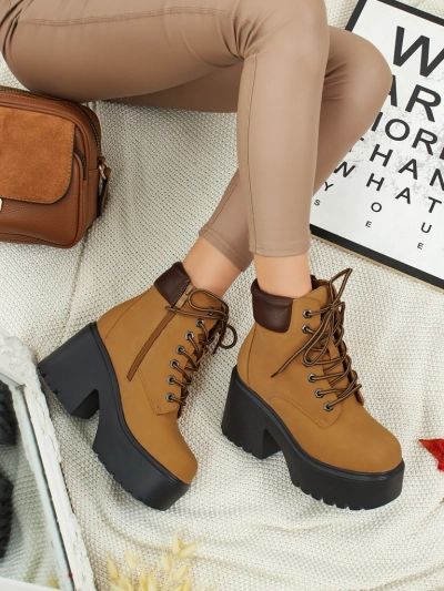 Dámské kotníkové boty z eko semiše na sloupkovém podpatku a platformě Tavlissa