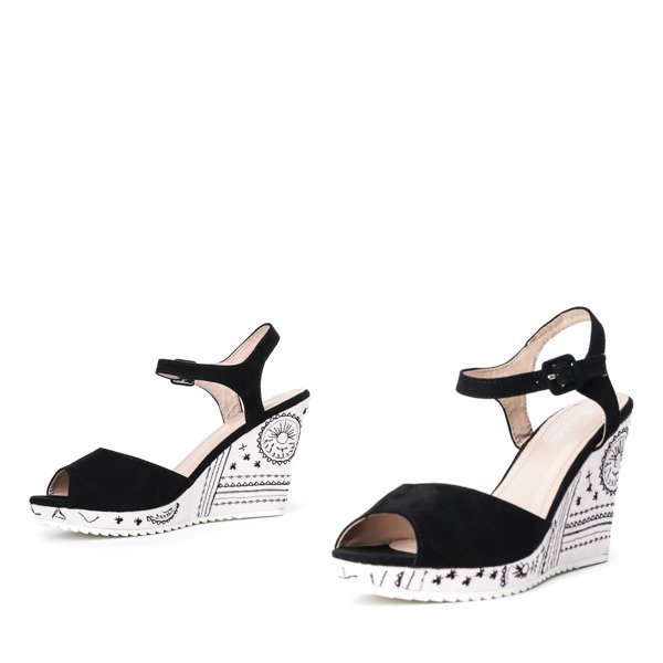 Czarne sandały na zdobionej koturnie Daga- Obuwie