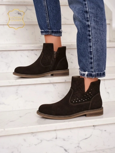 Boty Ariadne z přírodního semiše tmavě hnědé, ploché podpatky 3 cm