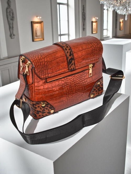 Жіноча сумка Callista Milano з екологічної лакованої шкіри коричнева