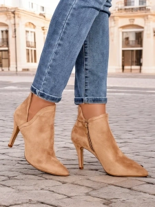 světle hnědá || hnědý