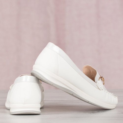 Білі лофери з золотою прикрасою Dendi - Взуття