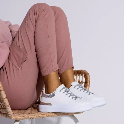 OUTLET Bílé a stříbrné dámské sportovní boty Pamelia - Oblečení