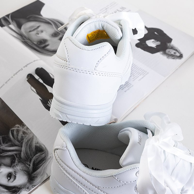 Bílé dámské sportovní boty svázané stuhou Kamela - Obuv
