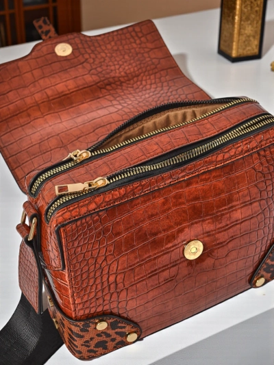 Жіноча сумка Callista Milano з екологічної лакованої шкіри коричнева