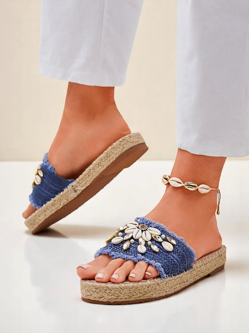 Літні шльопанці Royalfashion Calista – світло-блакитні з мушлями на плоскій підошві