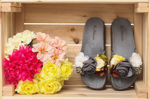 Szare klapki z kwiatkami Leslie- Obuwie