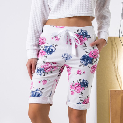 Білі жіночі шорти з рожевим квітковим принтом