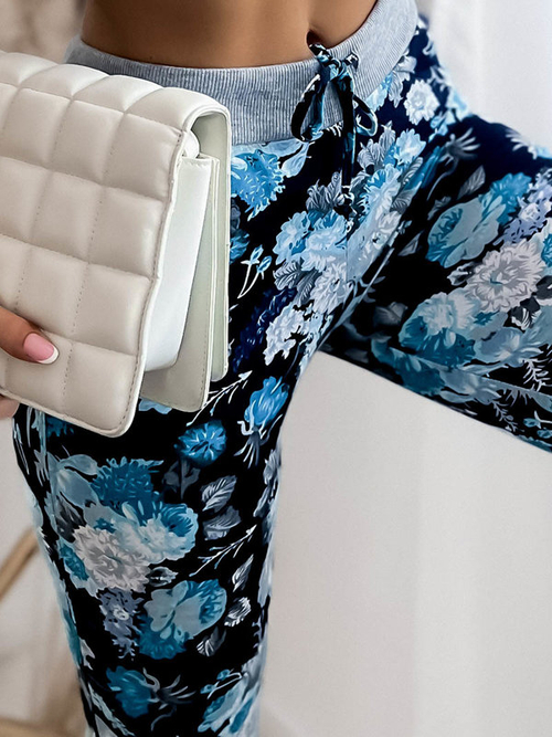 Темно-сині та бірюзові жіночі шорти 3/4 з квітковим принтом PLUS SIZE - Одяг