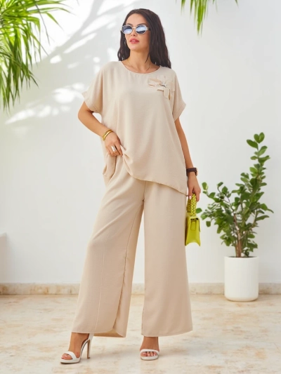 Royalfashion Жіночий комплект з короткими рукавами, декоративною квіткою та широкими штанами