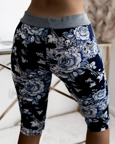 Темно-сині та сині жіночі шорти 3/4 з квітковим малюнком PLUS SIZE - Одяг