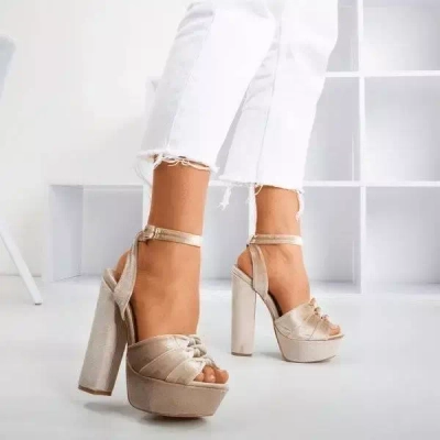 OUTLET Béžové sandály na sloupku Scarrea - Obuv
