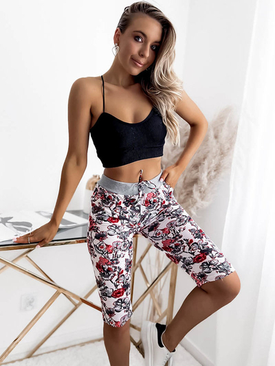 Dámské 3/4 kraťasy v bílé barvě s květy PLUS SIZE - Oblečení