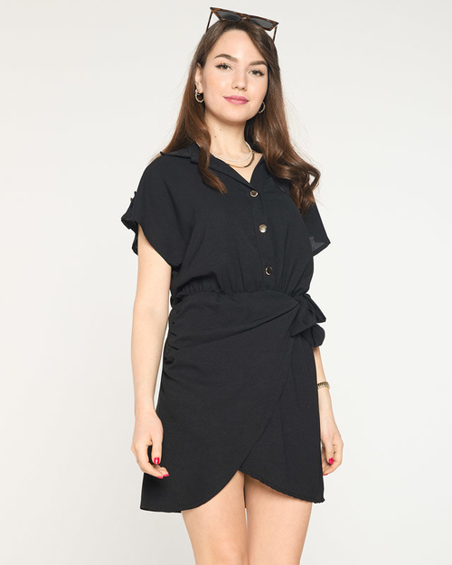 Чорна сукня із зав'язаним поясом