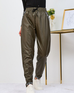 khaki || tmavě zelená