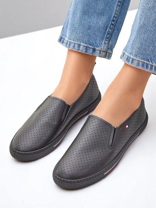 Royalfashion Жіночі перфоровані сандалі Vielles