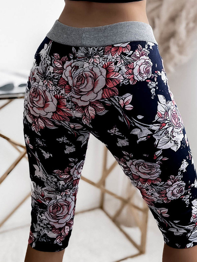 Květinové 3/4 dámské kraťasy v tmavě modré a korálové barvě PLUS SIZE - Oblečení