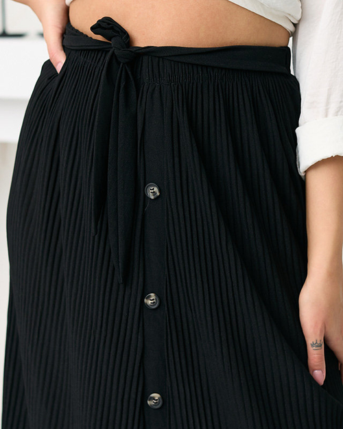 Жіноча чорна плісована спідниця міді на гудзиках - Взуття