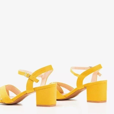 OUTLET Жовті босоніжки на низькому каблуці від Jonila - Взуття