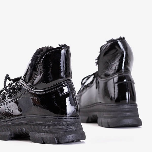 Černé lakované dámské boty od firmy Rostorie - Footwear