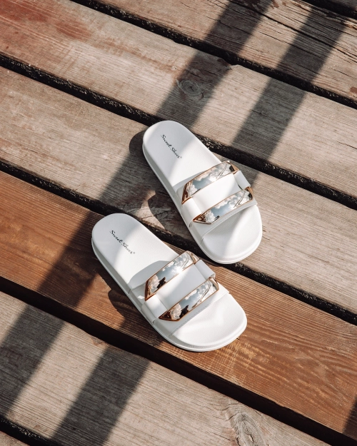 Жіночі білі тапочки з золотистим орнаментом Serina - Взуття