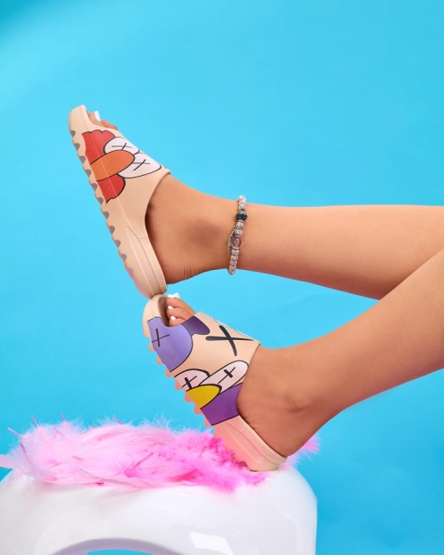 Бежеві жіночі резинові шльопанці з принтом Pfizz