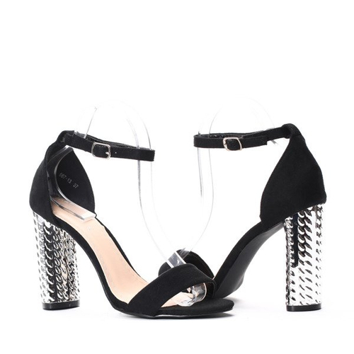 Czarne sandałki na słupku- Obuwie