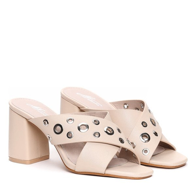 Beżowe klapki na słupku- Obuwie