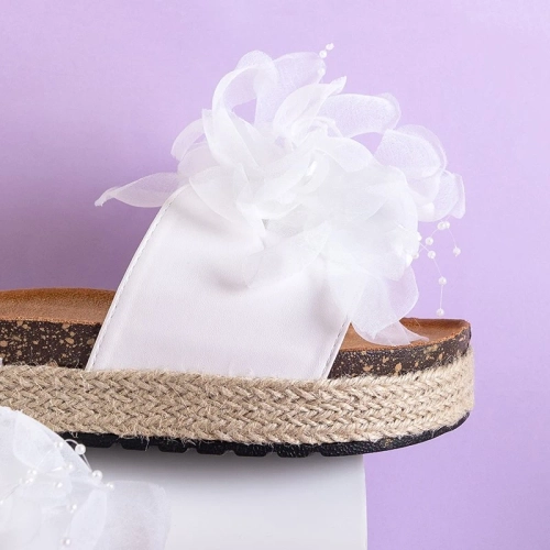 OUTLET Жіночі білі тапочки на платформі Izylda - Взуття