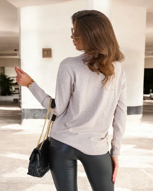 Royalfashion Бежево-сірий жіночий светр з вирізом у вигляді серця