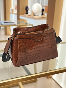 коричневий