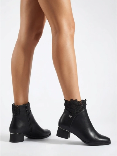 Dámské kotníkové boty z eko kůže s krajkou Velmi