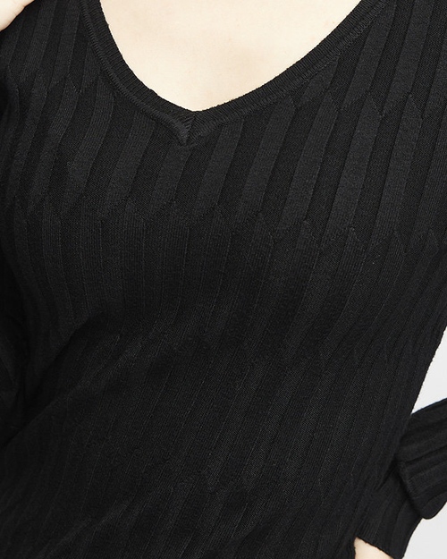 Чорний жіночий светр з V-подібним вирізом