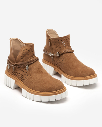 Prolamované hnědé dámské kozačky s ornamenty Versi - Obuv