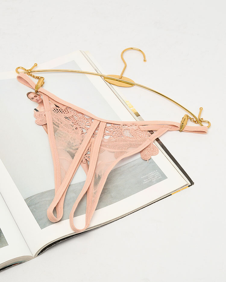 Royalfashion Krajkové dámské kalhotky tanga v béžové barvě