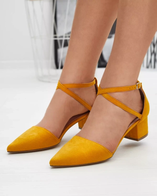 Жіночі босоніжки кольору гірчиці на каблуці Crisco