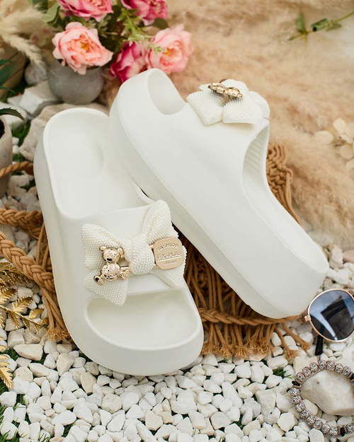 Royalfashion Жіночі гумові шльопанці з декоративним бантом Afeen