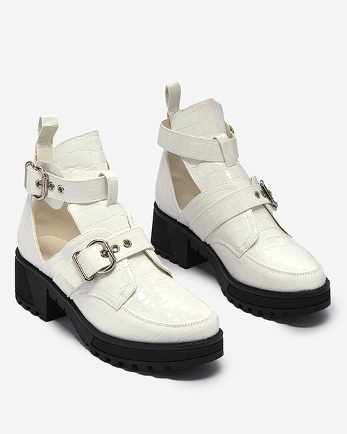Чоботи білі лаковані жіночі з вирізом та тисненням Malevib- Взуття