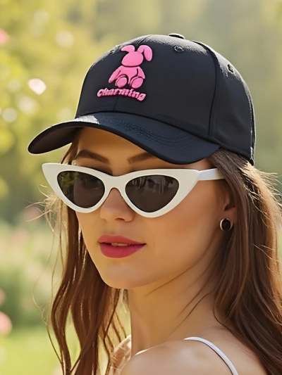 Royalfashion Kšiltovka s nášivkou mrkajícího králíčka