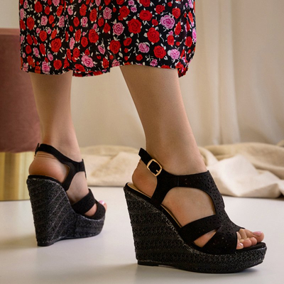 Чорні жіночі босоніжки на високій танкетці Brolesio