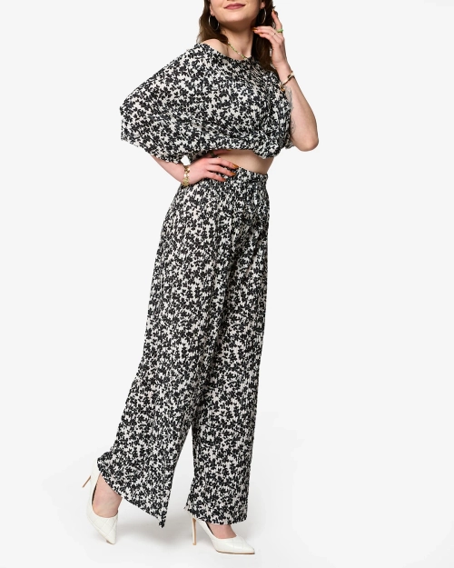 Білий жіночий плісирований комплект з чорними квітами - Одяг