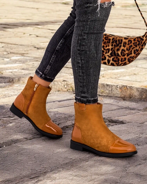 Класичні жіночі чоботи Royalfashion для щоденного носіння! Верх виготовлений з матової штучної шкіри, з вставками з лакової еко-шкіри. Зсередини відштовхує м'яких хутро. Невисока підбора забезпечує комфорт під час носіння! 87654321 <p>ІЗОЛЬОВАНІ ЖІНОЧІ ЧО