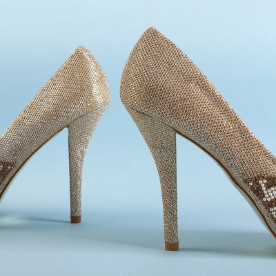 OUTLET Zlaté lesklé lodičky na jehlovém podpatku Cecile - Boty