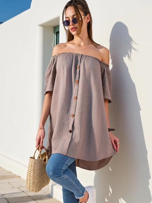 Royalfashion Жіноча блузка з бавовни в стилі off-the-shoulder з декоративними гудзиками