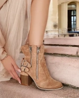 světle hnědá || hnědý