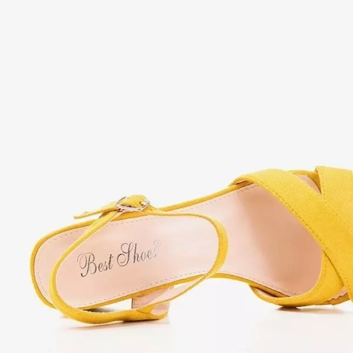 OUTLET Жовті босоніжки на низькому каблуці від Jonila - Взуття