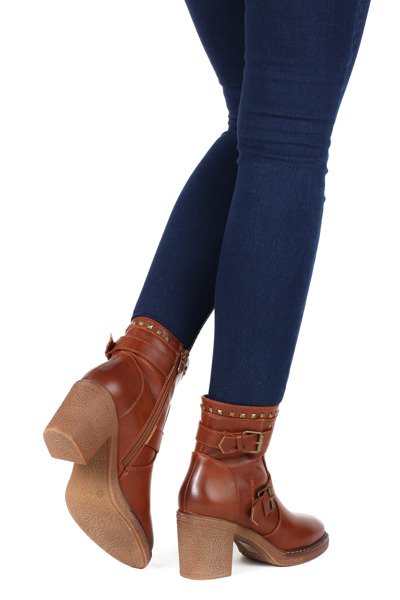 Botki na słupku - kolor camel - Obuwie