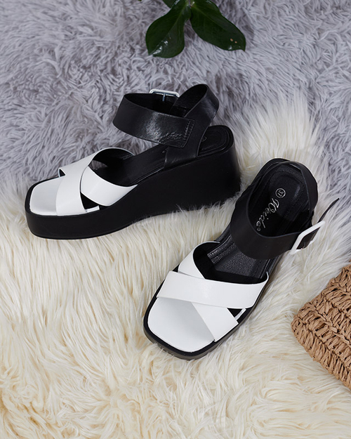 Біло-чорні жіночі босоніжки з екошкіри на танкетці Scozi