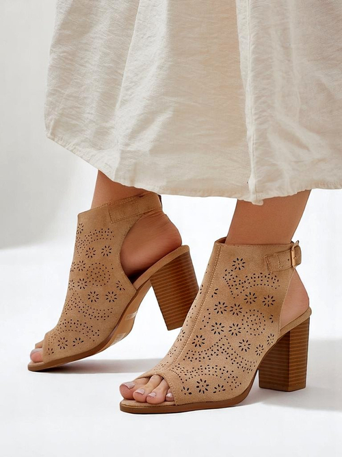 Royalfashion Жіночі босоніжки на широкому каблуці з вирізами Abetle