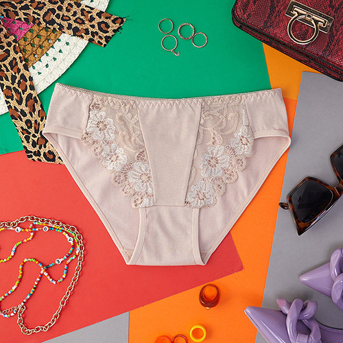 Бежеві жіночі трусики з мереживом